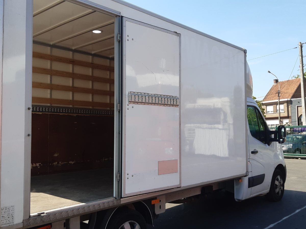 Zo begon het: twee lege bakwagens